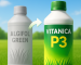 Bouteille grisée “Algifol Green” en retrait sur une pelouse verte et dense, flèche subtile pointant vers la bouteille colorée “Vitanica P3” au premier plan, symbolisant la transition vers un fertilisant de nouvelle génération.