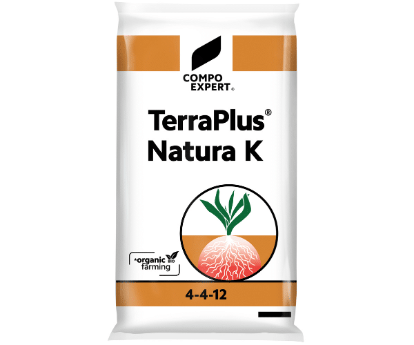 Engrais gazon TerraPlus Natura K organique d’origine 100% naturelle. La combinaison de matières organiques végétales et animales lui confère une durée d’action de plusieurs semaines.