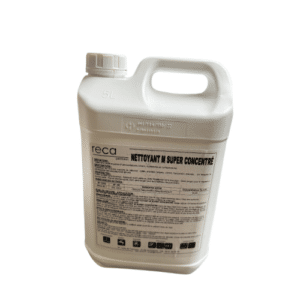 Bidon 5L de Nettoyant M Super Concentré contre les mousses et lichens sur fond neutre, illustrant son efficacité pour les surfaces extérieures.